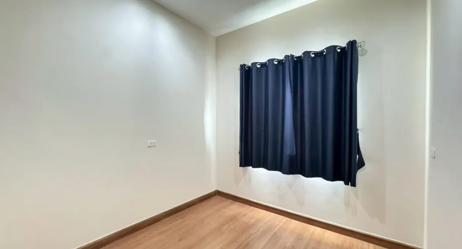 Casa adosada en alquiler de 4 habitaciones en Lat Krabang, Bangkok