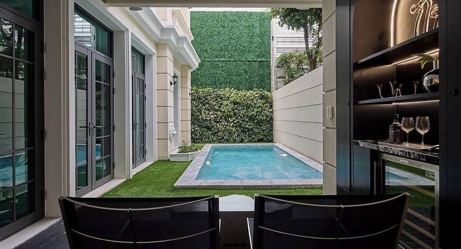 À vendre 4 chambres maison de ville à Watthana, Bangkok