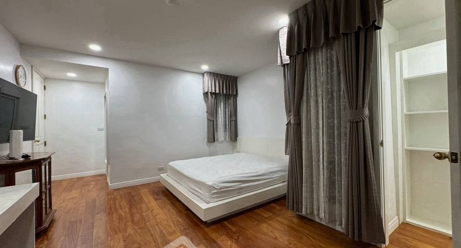 For rent 2 bedrooms condo in Pathum Wan, Bangkok