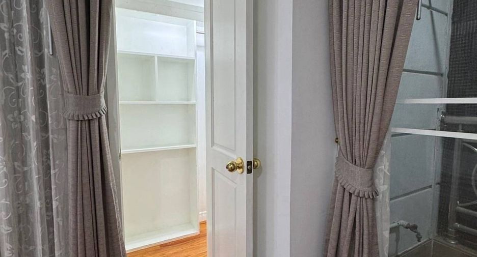 For rent 2 bedrooms condo in Pathum Wan, Bangkok
