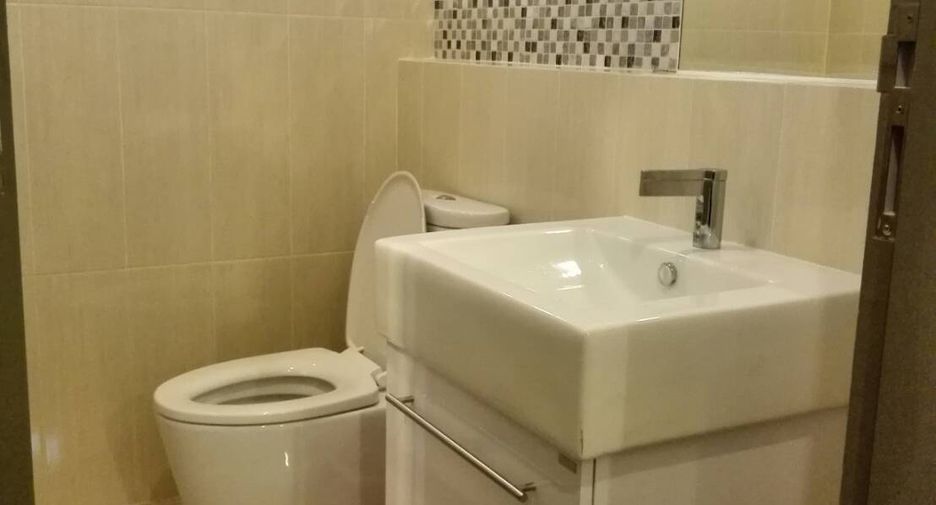 For sale 2 ベッドルーム condo in Huai Khwang, Bangkok