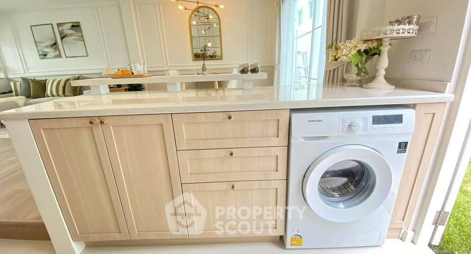 Casa adosada en alquiler y en venta de 3 habitaciones en Prawet, Bangkok