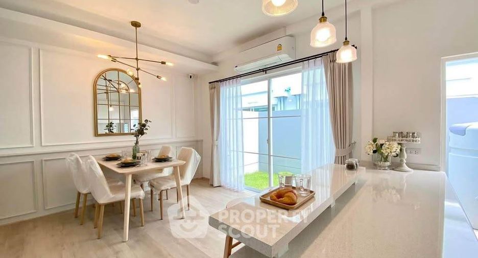 Casa adosada en alquiler y en venta de 3 habitaciones en Prawet, Bangkok