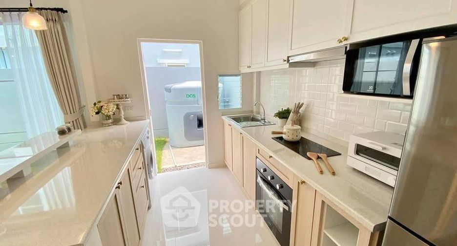 Casa adosada en alquiler y en venta de 3 habitaciones en Prawet, Bangkok