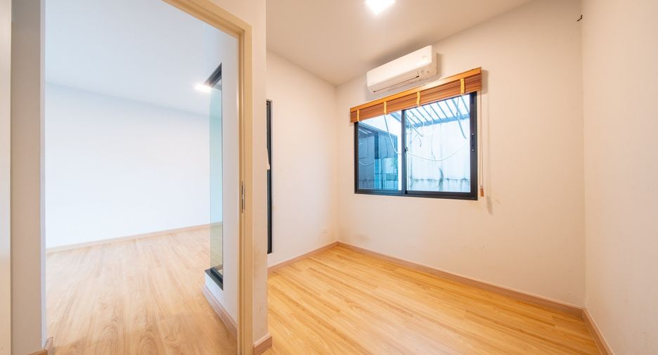À vendre 4 chambres maison de ville à Prawet, Bangkok