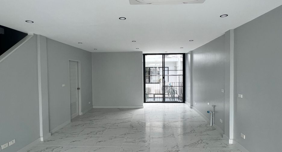 Reihenhaus zur Miete und zum Kauf mit 3 Zimmer in Watthana, Bangkok