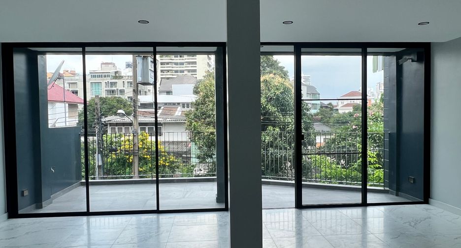 Reihenhaus zur Miete und zum Kauf mit 3 Zimmer in Watthana, Bangkok