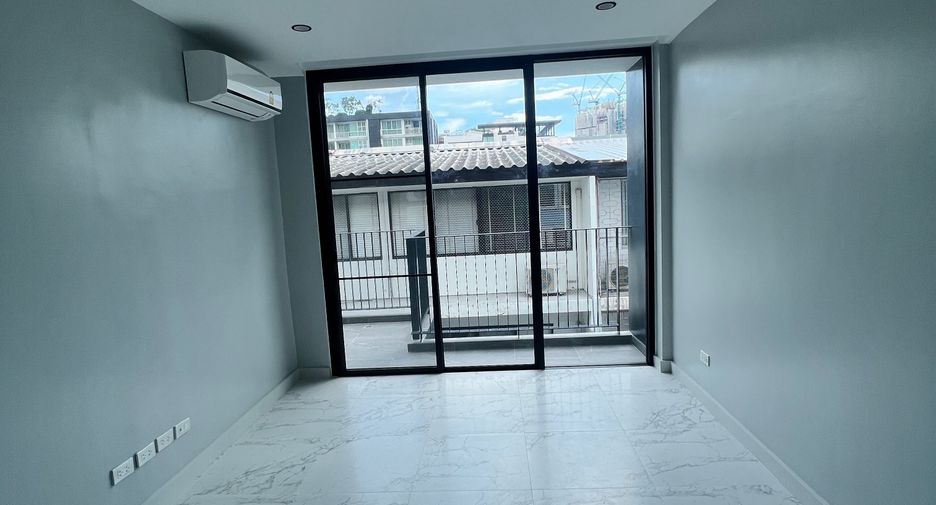 Reihenhaus zur Miete und zum Kauf mit 3 Zimmer in Watthana, Bangkok