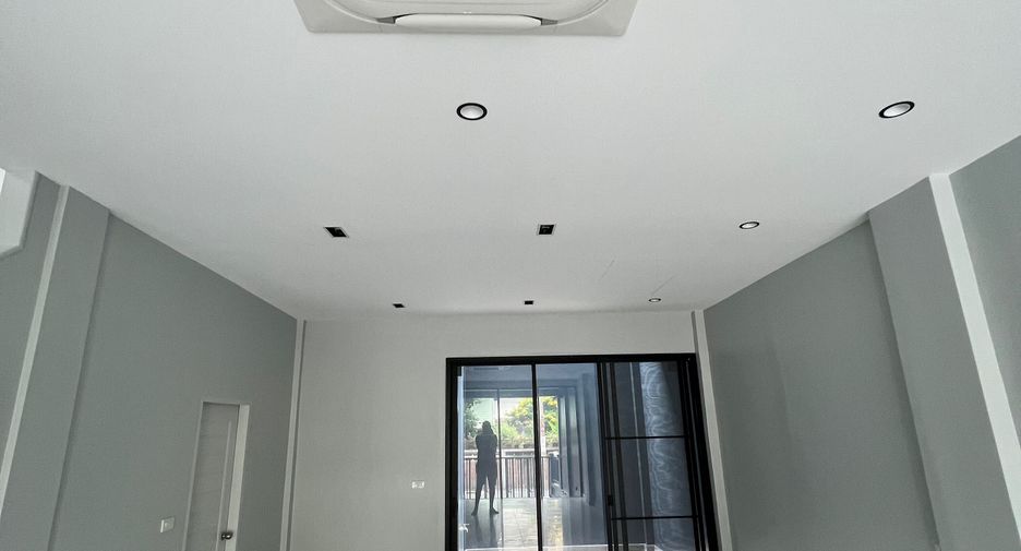 Reihenhaus zur Miete und zum Kauf mit 3 Zimmer in Watthana, Bangkok