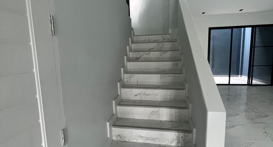 Reihenhaus zur Miete und zum Kauf mit 3 Zimmer in Watthana, Bangkok
