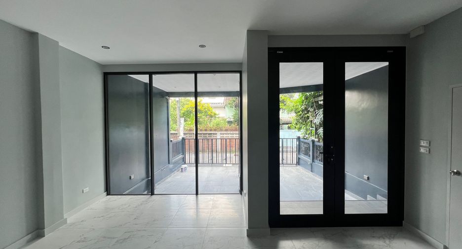Reihenhaus zur Miete und zum Kauf mit 3 Zimmer in Watthana, Bangkok