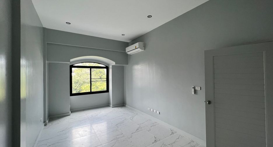 Reihenhaus zur Miete und zum Kauf mit 3 Zimmer in Watthana, Bangkok