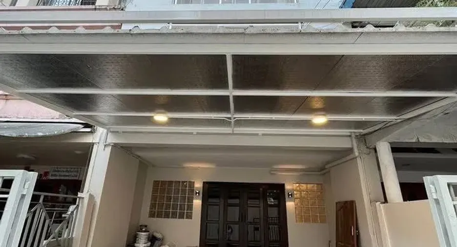 Casa adosada en alquiler de 3 habitaciones en Bang Na, Bangkok