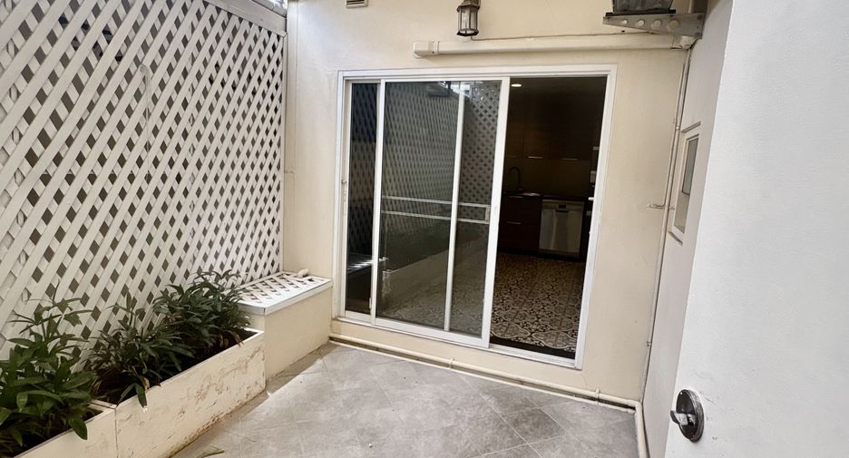 For sale and for rent 5 bedrooms house in Watthana, Bangkok