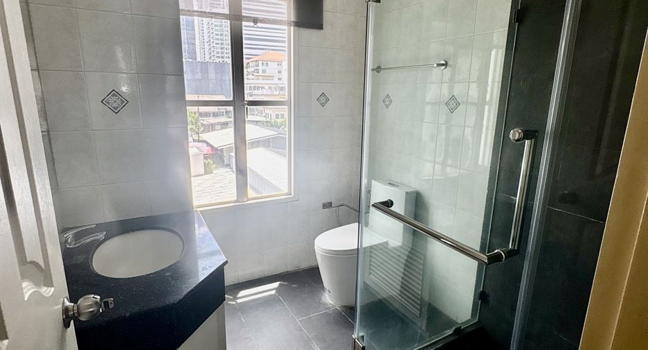 For sale and for rent 5 bedrooms house in Watthana, Bangkok