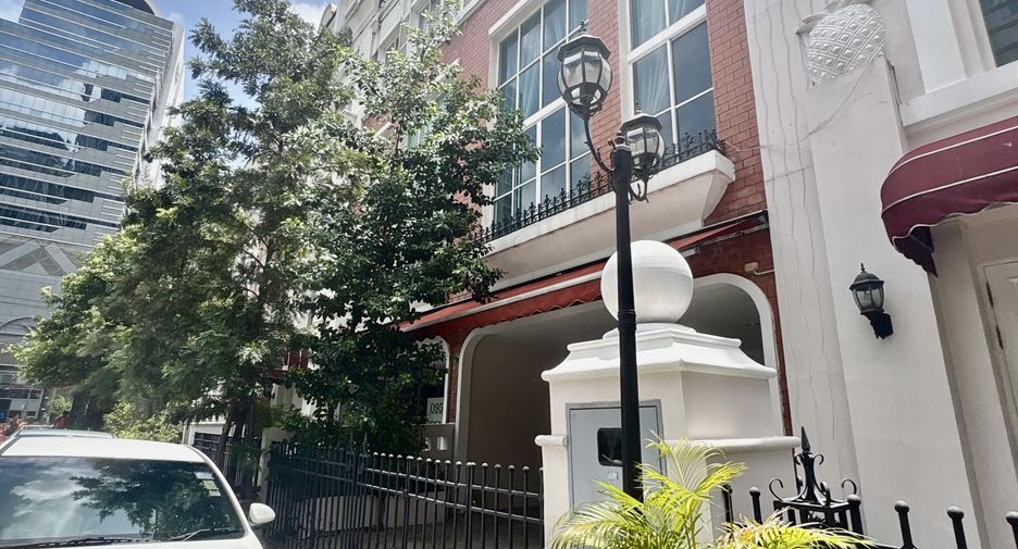 For sale and for rent 5 bedrooms house in Watthana, Bangkok