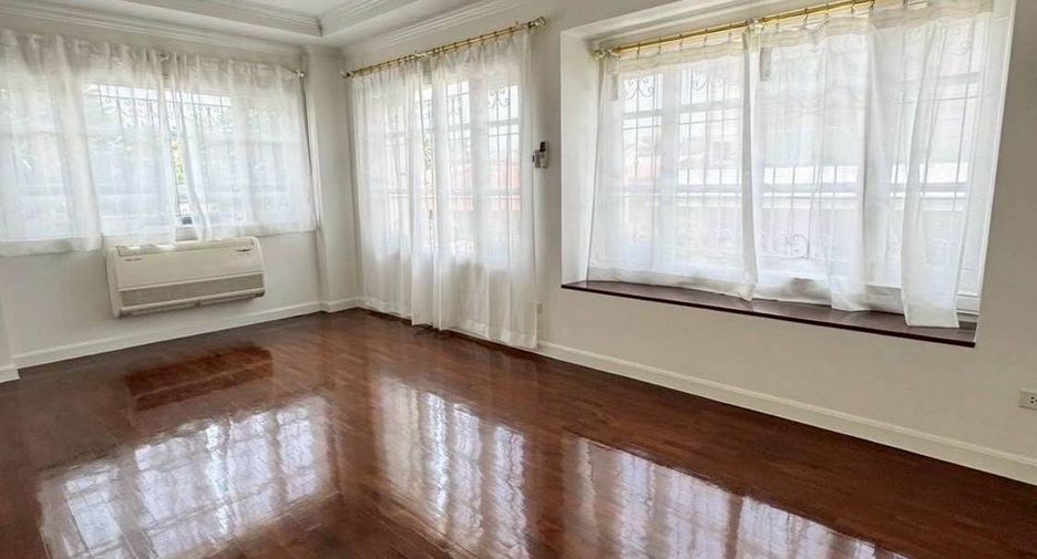 Casa adosada en alquiler de 3 habitaciones en Phra Khanong, Bangkok