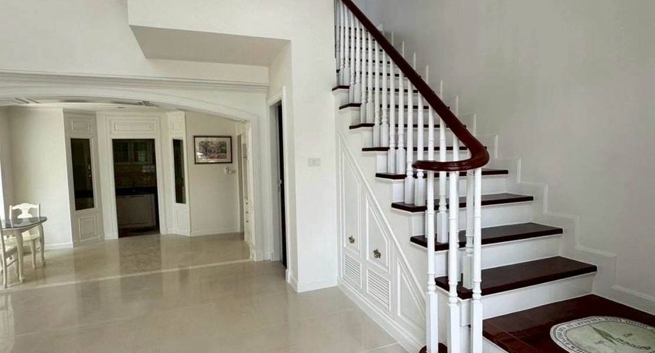 Casa adosada en alquiler de 3 habitaciones en Phra Khanong, Bangkok