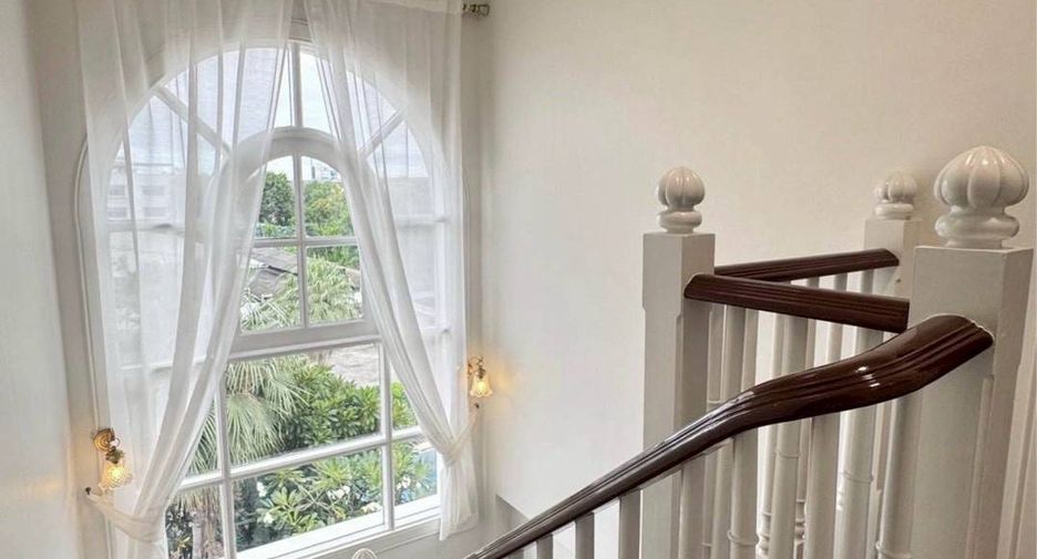 Casa adosada en alquiler de 3 habitaciones en Phra Khanong, Bangkok
