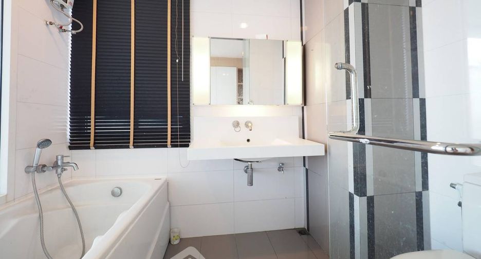Wohnung zur Miete mit 2 Zimmer in Huai Khwang, Bangkok