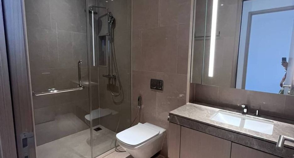 For rent 4 bedrooms condo in Khlong San, Bangkok