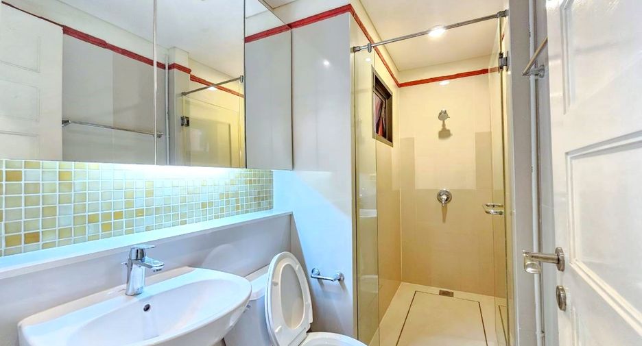 Condo en alquiler de 3 habitaciones en Khlong Toei, Bangkok