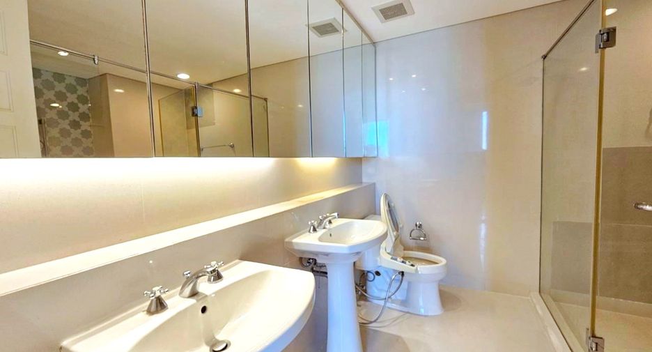 Condo en alquiler de 3 habitaciones en Khlong Toei, Bangkok