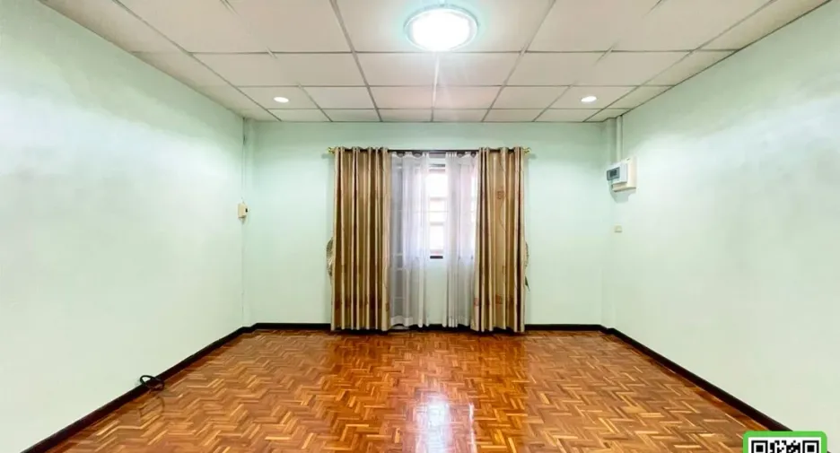 Reihenhaus zum Kauf mit 2 Zimmer in Mueang Uttaradit, Uttaradit