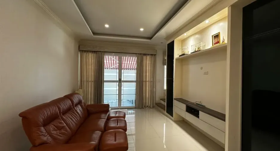 À louer 3 chambres maison de ville à Chom Thong, Bangkok