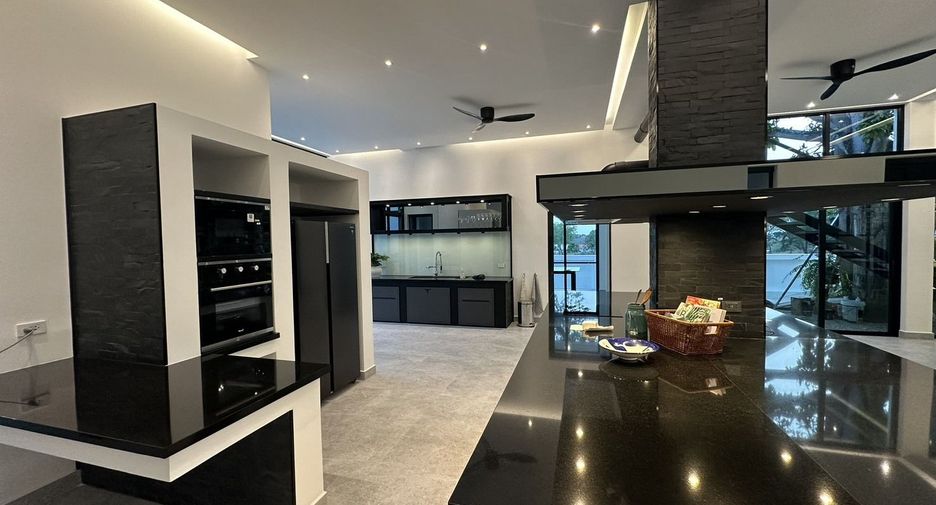 À vendre 4 chambres villa à Huay Yai, Pattaya