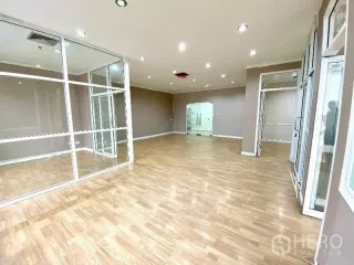 Büro zur Miete in Khlong Toei, Bangkok