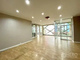 Büro zur Miete in Khlong Toei, Bangkok