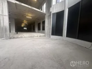 For rent retail Space in Watthana, Bangkok