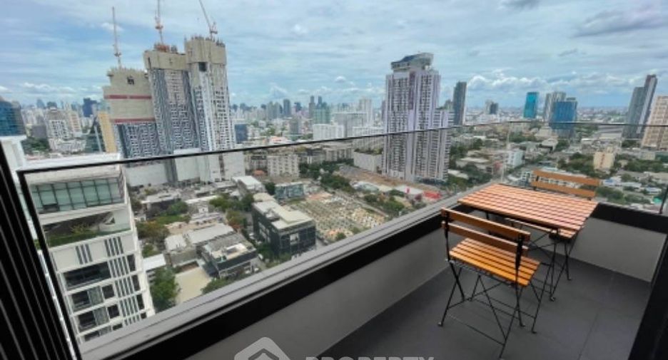 Condo en alquiler y en venta de 3 habitaciones en Watthana, Bangkok