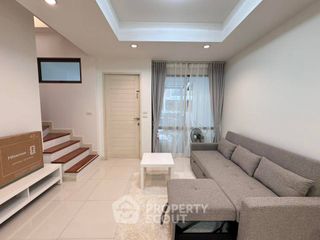Casa adosada en alquiler de 3 habitaciones en Phra Khanong, Bangkok