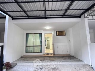 Casa adosada en alquiler de 3 habitaciones en Phra Khanong, Bangkok