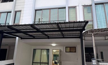 À louer 3 chambres maison de ville à Phra Khanong, Bangkok