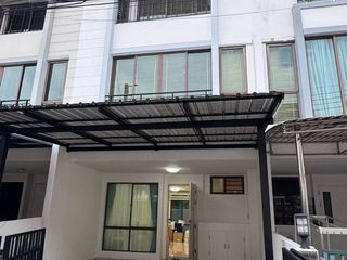 Casa adosada en alquiler de 3 habitaciones en Phra Khanong, Bangkok