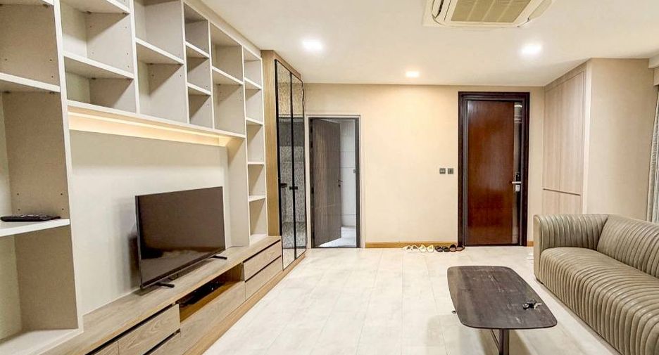 For sale 5 bedrooms house in Huai Khwang, Bangkok