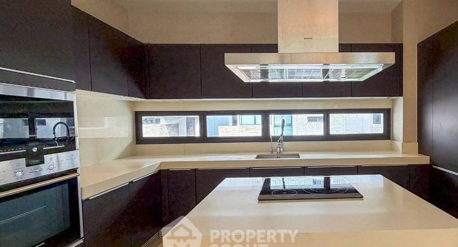 For sale 5 bedrooms house in Huai Khwang, Bangkok