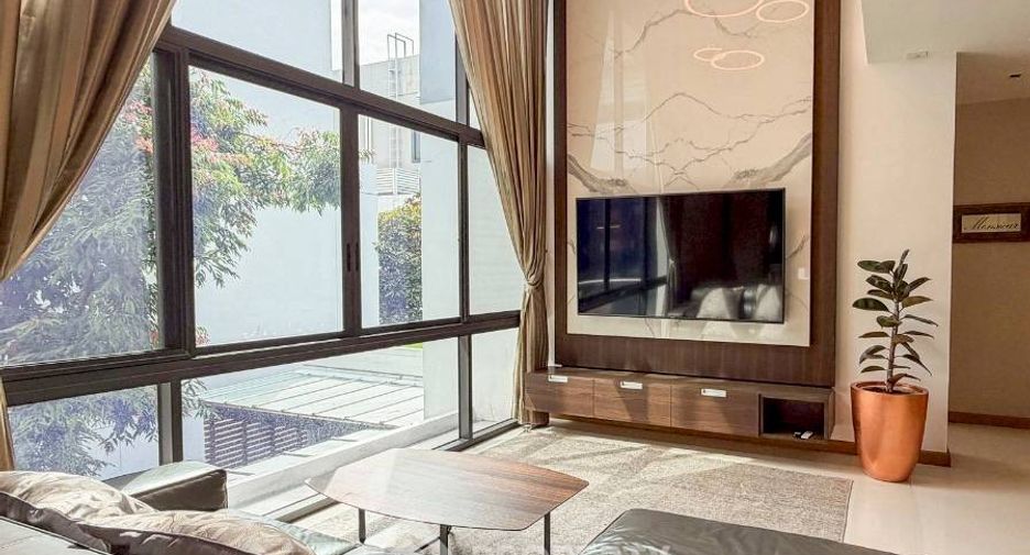 For sale 5 bedrooms house in Huai Khwang, Bangkok