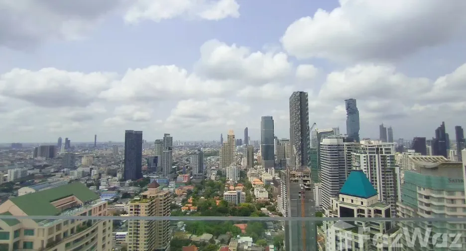 For sale 3 ベッドルーム condo in Sathon, Bangkok
