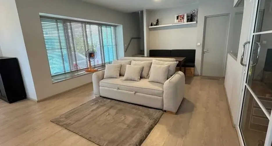 Casa en alquiler de 3 habitaciones en Prawet, Bangkok