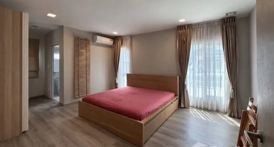 Casa en alquiler de 3 habitaciones en Prawet, Bangkok