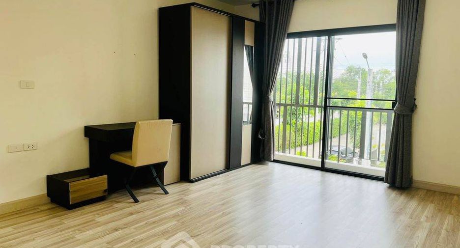 À louer 3 chambres maison de ville à Saphan Sung, Bangkok