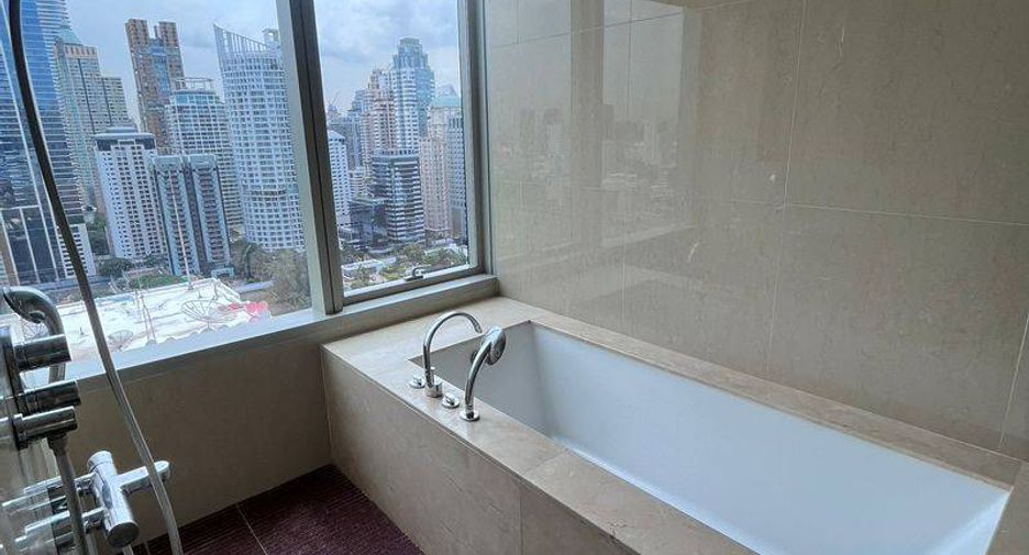 Condo en alquiler de 3 habitaciones en Pathum Wan, Bangkok