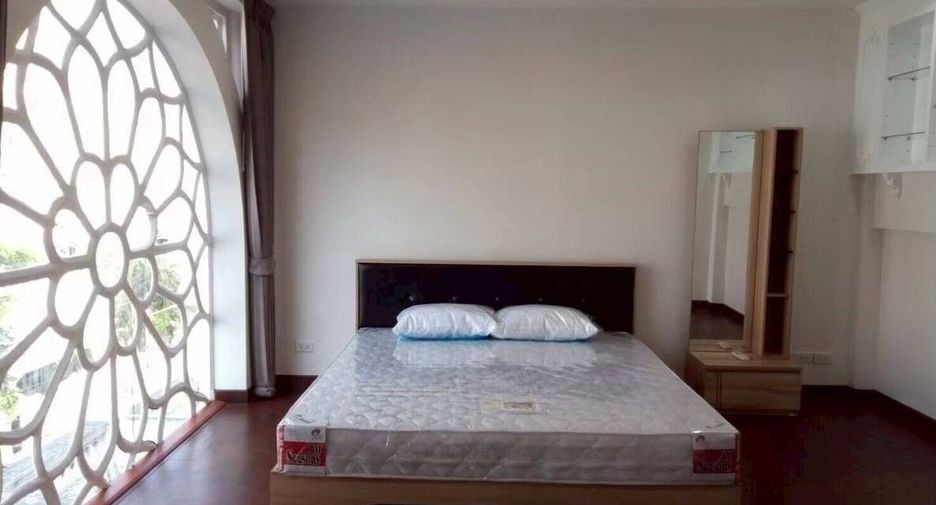 For rent 5 bedrooms house in Watthana, Bangkok