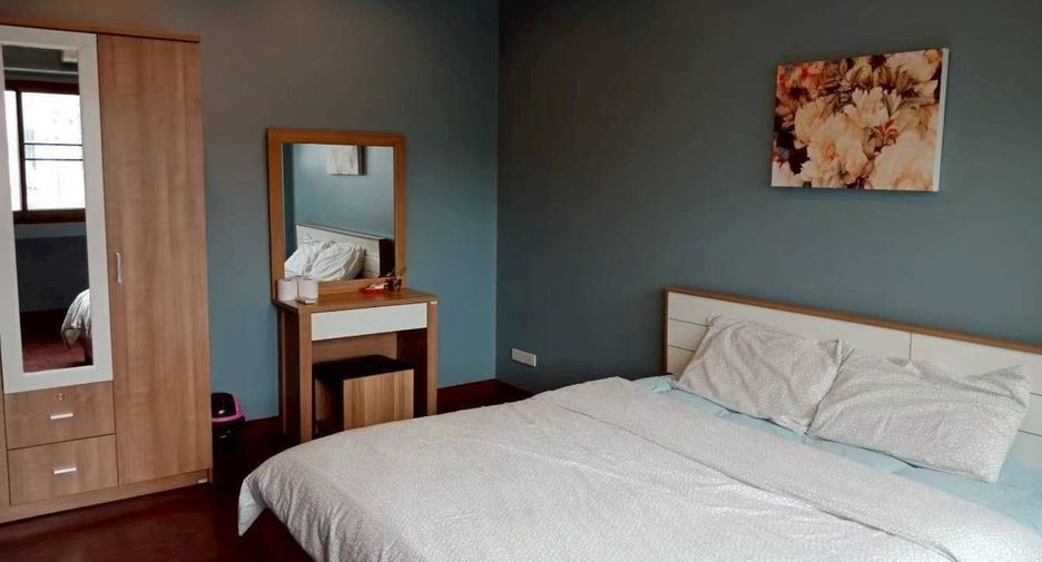 For rent 5 bedrooms house in Watthana, Bangkok