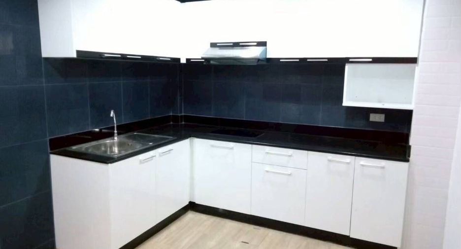 For rent 5 bedrooms house in Watthana, Bangkok