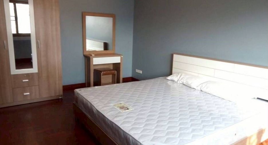For rent 5 bedrooms house in Watthana, Bangkok